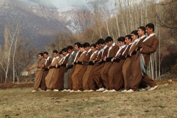 Let's Our Man Dance di Hiwa Aminnjad (Iran, 2015)